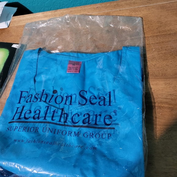 Scrub Top - Picture 2 of 3